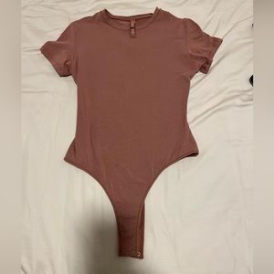 SKIMS cotton jersey T-shirt bodysuit (rose clay)